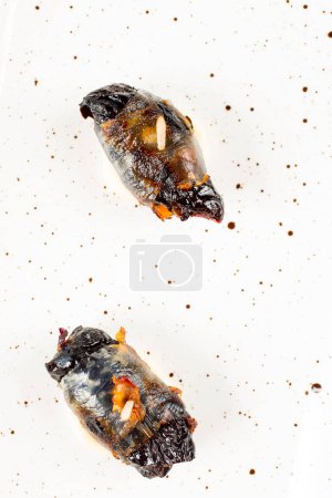 Téléchargez les photos : Pruneaux au four dans du bacon sur une assiette - en image libre de droit