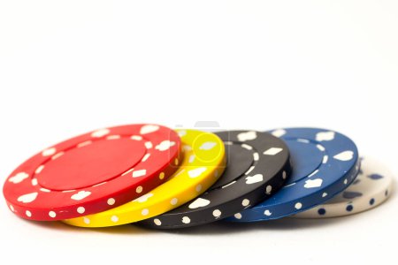 Foto de Una pila de fichas de póquer, o fichas de casino, aislado sobre fondo blanco. Son discos pequeños utilizados en lugar de moneda en los casinos, También ampliamente utilizado como dinero de juego en juegos casuales o de torneo. - Imagen libre de derechos