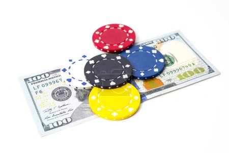 Téléchargez les photos : Dollar pack sur un casino jetons isolés sur fond blanc
. - en image libre de droit