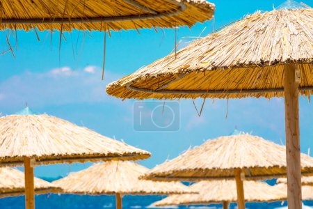Foto de Playa con sombrillas de paja en una hermosa playa tropical - Imagen libre de derechos
