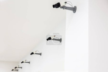 Téléchargez les photos : Six caméras de sécurité sur un mur - en image libre de droit
