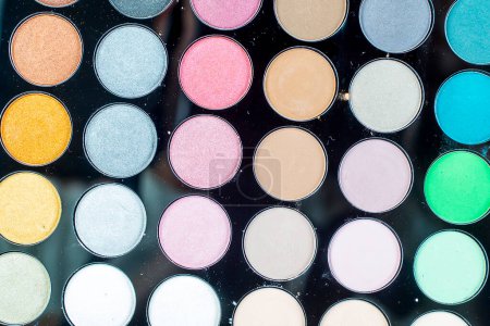 Téléchargez les photos : Collection de maquillage coloré pour visage créatif - en image libre de droit