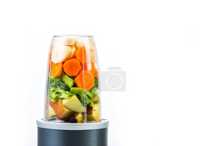 Foto de Exprimidor con frutas y verduras orgánicas aisladas en blanco. Dieta de desintoxicación - Imagen libre de derechos