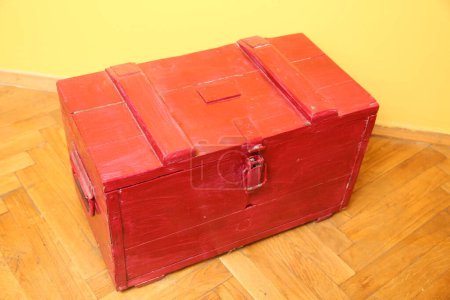 Foto de Caja de madera roja vieja en el suelo - Imagen libre de derechos