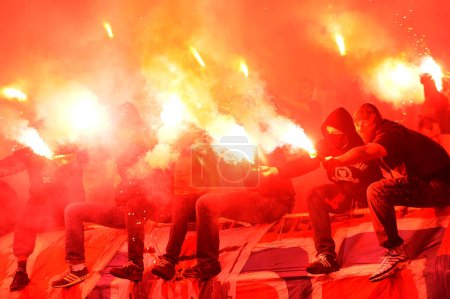 Foto de SERBIA, BELGRADA - 27 DE FEBRERO DE 2016: Los aficionados al fútbol durante los rivales eternos se han reunido en el derby de fútbol Eterno, el FC Partizan y Estrella Roja de Belgrado, se jugó el 27 de febrero en Belgrado. - Imagen libre de derechos