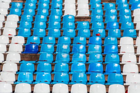 Téléchargez les photos : Vandales sièges en plastique cassés dans les gradins du stade de football - en image libre de droit