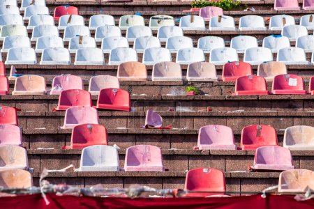 Téléchargez les photos : Vandales sièges en plastique cassés dans les gradins du stade de football - en image libre de droit