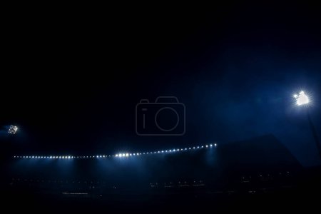 Téléchargez les photos : Réflecteurs de lumières de stade sur fond noir - en image libre de droit