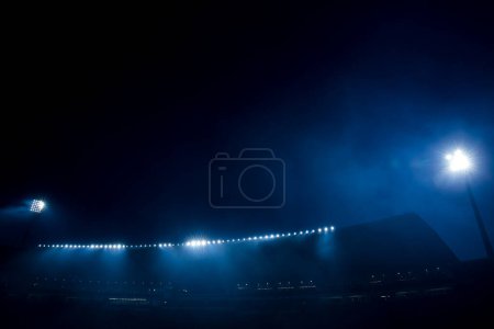Foto de Reflectores de luces de estadio contra fondo negro - Imagen libre de derechos