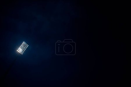 Téléchargez les photos : Réflecteurs de lumières de stade sur fond noir - en image libre de droit