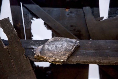 Foto de Libro quemado en estante de madera - Imagen libre de derechos
