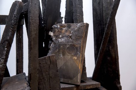 Téléchargez les photos : Livre brûlé sur étagère en bois - en image libre de droit