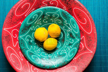 Téléchargez les photos : Des citrons. Citrons frais dans un bol en céramique rustique - en image libre de droit