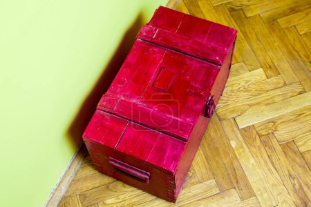 Téléchargez les photos : Vieille boîte en bois rouge sur le sol - en image libre de droit