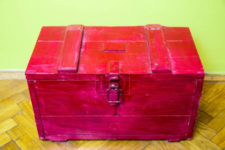 Foto de Caja de madera roja vieja en el suelo - Imagen libre de derechos