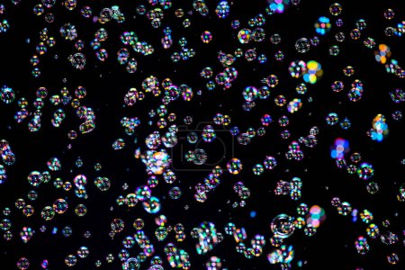 Foto de Papel pintado de burbujas de jabón colorido abstracto aislado sobre fondo negro - Imagen libre de derechos