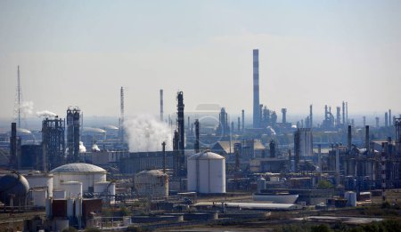 Téléchargez les photos : Usine pétrochimique industrielle ou raffinerie de pétrole rafinerie - en image libre de droit