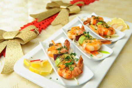 Téléchargez les photos : Crevettes brochées aux légumes dans une assiette - en image libre de droit