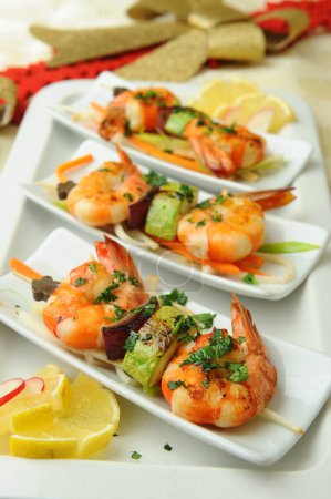 Téléchargez les photos : Crevettes brochées aux légumes dans une assiette - en image libre de droit