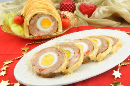 Téléchargez les photos : Viande roulée aux œufs en pâte feuilletée - en image libre de droit
