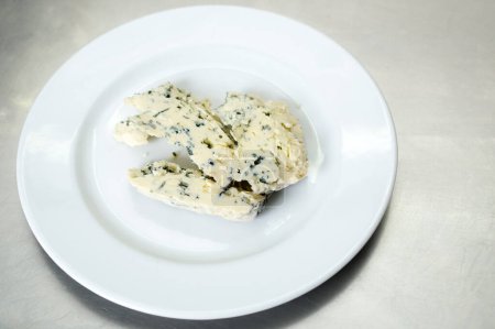 Téléchargez les photos : Fromage gorgonzola sur plaque blanche - en image libre de droit