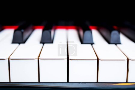 Téléchargez les photos : Fond clavier piano avec mise au point sélective - filtre vintage - en image libre de droit