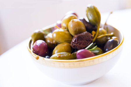 Téléchargez les photos : Bol d'olives marinées - en image libre de droit