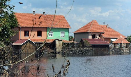 Foto de SERBIA, OBRENOVAC - 21 DE MAYO: Casa y calle en Obrenovac bajo el agua. El nivel del agua del río Sava sigue siendo alto en las peores inundaciones registradas en los Balcanes el 21 de mayo de 2014 - Imagen libre de derechos