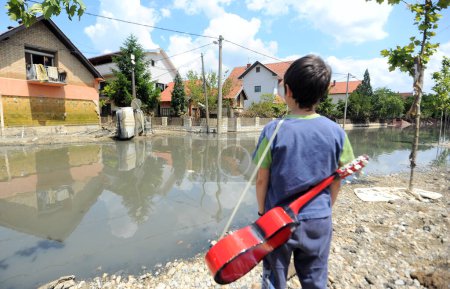 Foto de SERBIA, OBRENOVAC - 21 DE MAYO: Casa y calle en Obrenovac bajo el agua. El nivel del agua del río Sava sigue siendo alto en las peores inundaciones registradas en los Balcanes el 21 de mayo de 2014 - Imagen libre de derechos