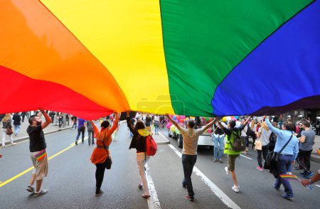 Téléchargez les photos : BELGRADE, SERBIE - 28 SEPTEMBRE 2014 : Des personnes LGBT participent à la Gay Pride Parade, à Belgrade, Serbie, le 28 septembre 2014 - en image libre de droit