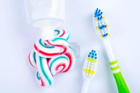 Téléchargez les photos : Dentifrice et brosses à dents sur fond blanc - en image libre de droit