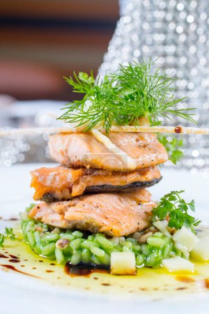 Foto de Cenas finas, filete de pescado empanado en hierbas y especias en risotto vegetal
. - Imagen libre de derechos