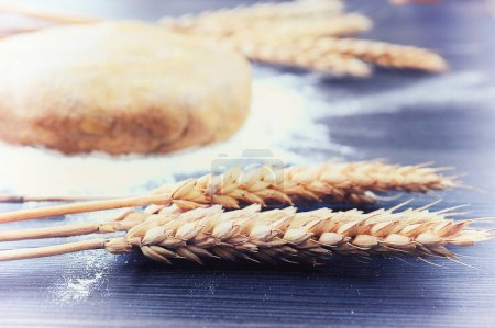 Téléchargez les photos : Pâtes à la farine et au blé sur table - en image libre de droit