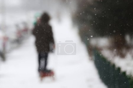 Téléchargez les photos : Silhouette d'homme avec chien dans la neige en hiver - en image libre de droit
