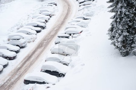 Téléchargez les photos : Voitures couvertes de neige d'hiver et route - en image libre de droit