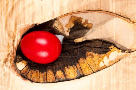 Foto de Huevo de Pascua rojo sobre mesa de madera vieja. - Imagen libre de derechos
