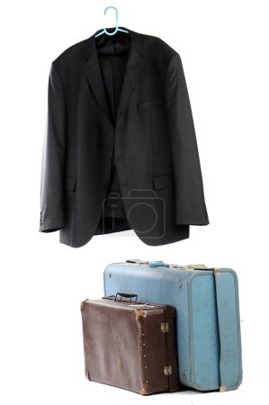 Foto de Traje retro con maletas en blanco - Imagen libre de derechos