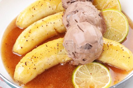 Foto de Plátanos caramelizados en una sartén de aluminio con helado - Imagen libre de derechos