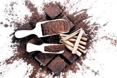 Téléchargez les photos : Morceaux de chocolat avec poudre de cacao close-up - en image libre de droit
