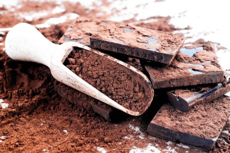 Foto de Trozos de chocolate con cacao en polvo de cerca - Imagen libre de derechos