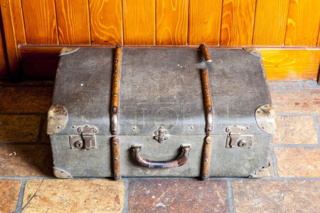 Téléchargez les photos : Vieille valise minable sur fond - en image libre de droit