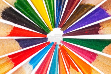 Téléchargez les photos : Crayons colorés sur fond en bois - en image libre de droit