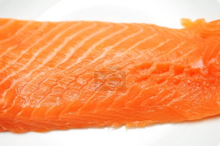 Téléchargez les photos : Filet de saumon frais sur blanc - en image libre de droit