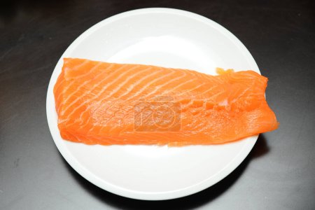 Téléchargez les photos : Filet de saumon frais sur blanc - en image libre de droit