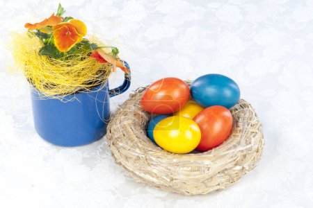 Foto de Huevos de Pascua en el nido - Imagen libre de derechos