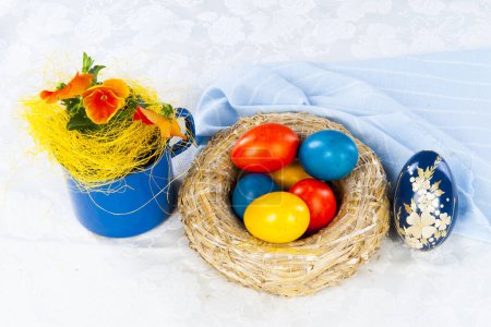 Foto de Huevos de Pascua en el nido - Imagen libre de derechos