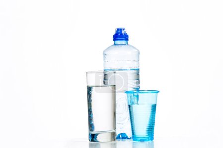 Foto de Agua en un vaso y una botella - Imagen libre de derechos