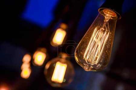 Téléchargez les photos : Belle lampe de luxe rétro décor lumineux rayonnant - en image libre de droit