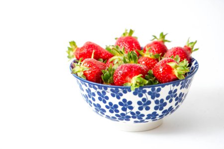 Foto de Fresas frescas en un tazón - Imagen libre de derechos