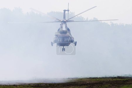 Foto de NIKINCE - 09 DE MAYO: Helicóptero de transporte militar Mi 17-V5 (Mi 8) en "Steel 2017- Celebration of the Serbian Army, Victory Day and Europe Day". En mayo 09.2017 en Nikince, Serbia - Imagen libre de derechos